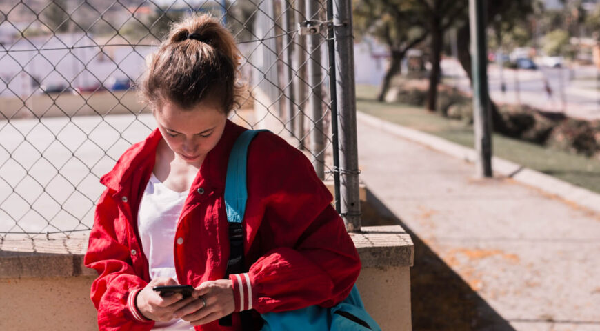 Teen Travelling Alone? How Emergency Apps Help Keep Them Safe