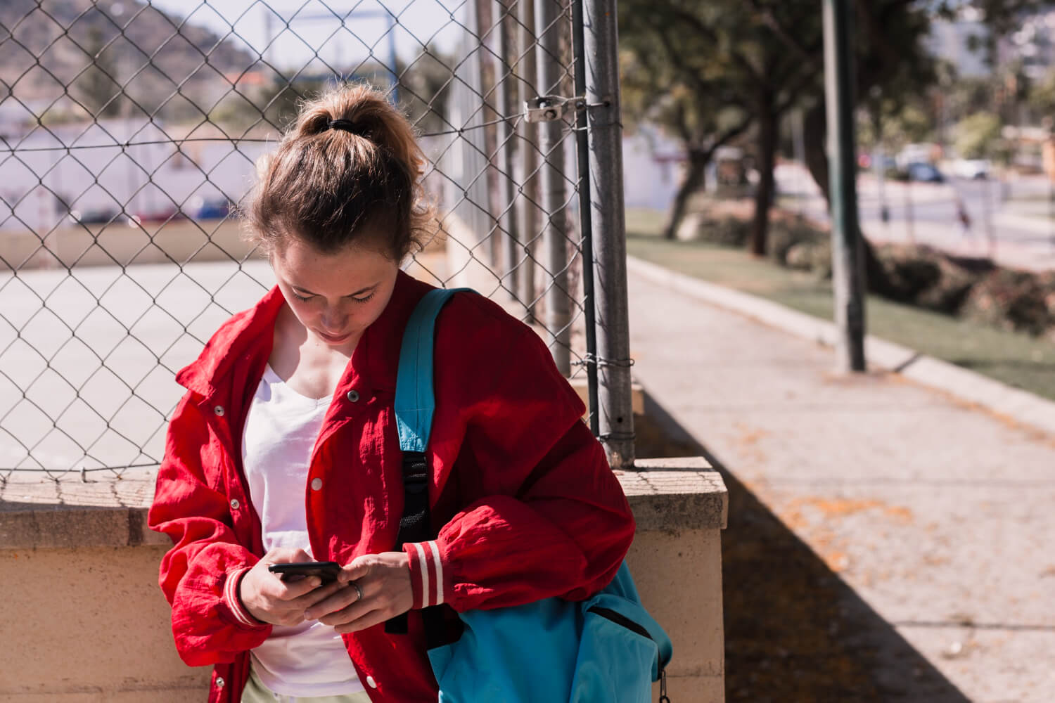 Teen Travelling Alone? How Emergency Apps Help Keep Them Safe